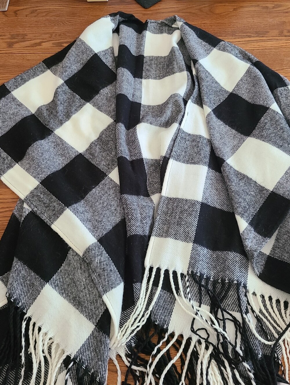 ANDRÉE BY UNIT Black and White Plaid Fringe Wrap
